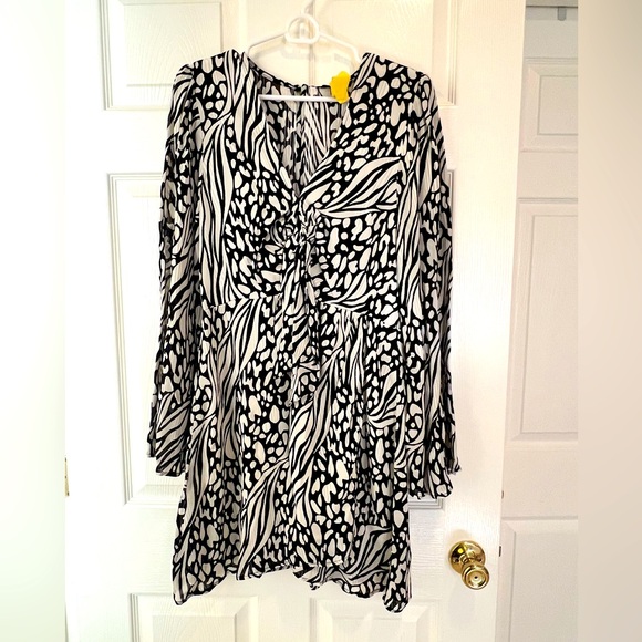 TopShop Black and White Long Sleeve Mini Dress with Flare Sleeves. Size 8. - Picture 1 of 13